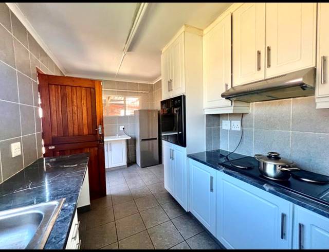 3 BEDROOM HOUSE FOR SALE IN BISLEY